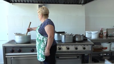 20 переселенців мешкають у школі на Франківщині: як облаштувалися та хто допомагає 20 переселенців мешкають у школі на Франківщині: як облаштувалися та хто допомагає