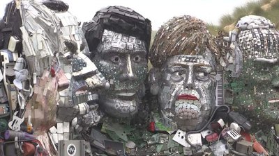 Скульптури лідерів країн "Великої сімки" зробили зі сміття