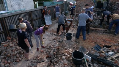 У Чернігові волонтери допомагають жителям Бобровиці відновлювати зруйновані будинки