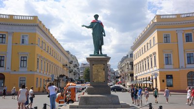 На пам'ятник Дюку в Одесі причепили біло-червоний прапор На пам'ятник Дюку в Одесі причепили біло-червоний прапор