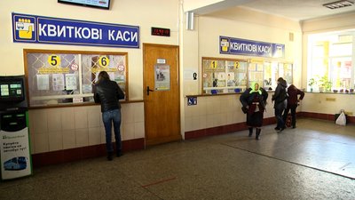 У Житомирі вдвічі зменшилася кількість пасажирів приміських автобусів У Житомирі вдвічі зменшилася кількість пасажирів приміських автобусів