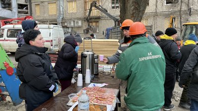 Побитий дім на Бакуліна: мешканці — ночували в університеті, волонтери — закривають вікна та годують комунальників Побитий дім на Бакуліна: мешканці — ночували в університеті, волонтери — закривають вікна та годують комунальників