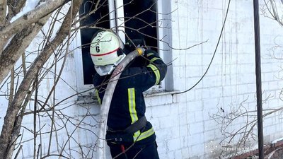 Загинули троє людей: вогнеборець гасить пожежу у Ріпках на Чернігівщині