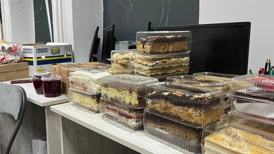 Серед продуктів у боксах — випічка Серед продуктів у боксах — випічка