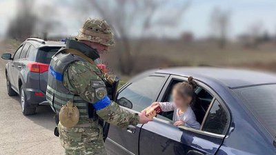 Миколаївські правоохоронці допомогли родинам із дітьми евакуюватися зі Снігурівщини