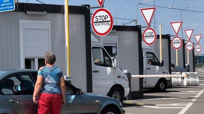 Через пункт пропуску "Краківець" тимчасово призупинили рух авто на виїзд з України