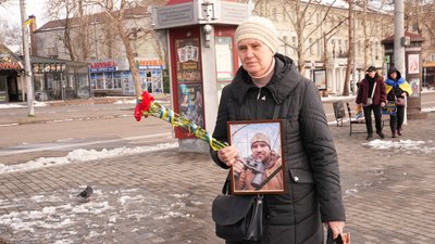 У Миколаєві містяни хвилиною мовчання вшанували загиблих героїв У Миколаєві містяни хвилиною мовчання вшанували загиблих героїв