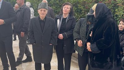 Мустафа Джемілєв під час прощання з Ельдаром Ебубекіровим