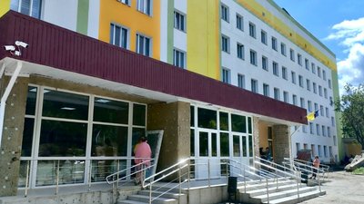 Процес відновлення лікарні у Тростянці на Сумщині. 