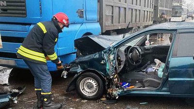 У Дніпрі надзвичайники звільнили жінку, яку затиснуло в автівці внаслідок ДТП У Дніпрі надзвичайники звільнили жінку, яку затиснуло в автівці внаслідок ДТП