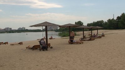 Вода має запах, але показники в нормі: на пляжах у Черкасах дозволили купатися