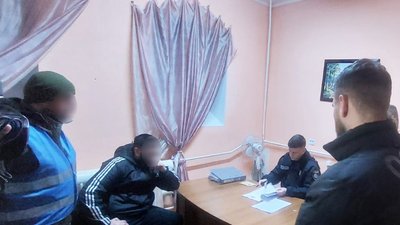 Правоохоронці поруч із підозрюваними у справі Правоохоронці поруч із підозрюваними у справі