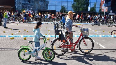 Велодень у Луцьку: понад тисяча лучан проїхалися містом на велосипедах Велодень у Луцьку: понад тисяча лучан проїхалися містом на велосипедах