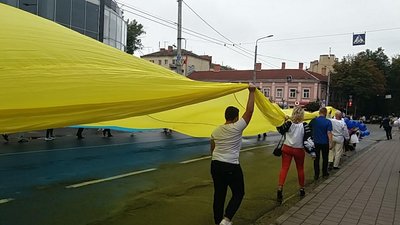 Майже три сотні людей пройшли ходою центром Франківська. Майже три сотні людей пройшли ходою центром Франківська.