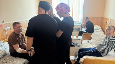У Волинській обласній лікарні канадські лікарі оперували військових У Волинській обласній лікарні канадські лікарі оперували військових