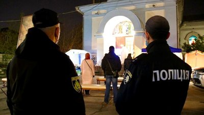 Понад 300 поліцейських на Херсонщині забезпечують порядок біля храмів Понад 300 поліцейських на Херсонщині забезпечують порядок біля храмів