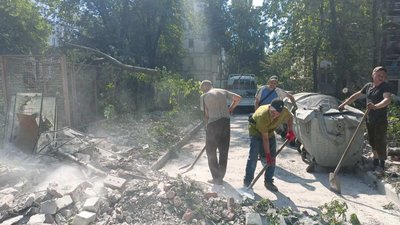 Потрощені п'ятиповерхівки, повалені дерева. Торецька МВА показала наслідки обстрілу і закликала до евакуації Потрощені п'ятиповерхівки, повалені дерева. Торецька МВА показала наслідки обстрілу і закликала до евакуації
