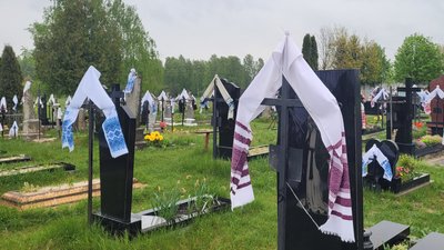 Рушники, фартушки, або хустки: як на Рівненському Поліссі бережуть традицію вбирання могильних хрестів Рушники, фартушки, або хустки: як на Рівненському Поліссі бережуть традицію вбирання могильних хрестів
