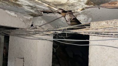 Понад два місяці з пробитим дахом. Як живуть херсонці після влучання в будинок снаряда РФ