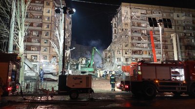 Лампадки, іграшки, завали, намети з чаєм. Друга доба після влучання російської ракети в багатоповерхівку Дніпра — фото