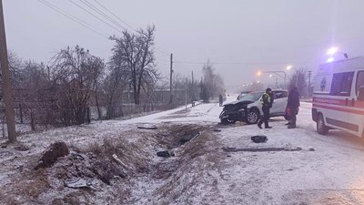 На Волині авто злетіло у кювет: двоє дорослих та двоє дітей доправили до лікарні На Волині авто злетіло у кювет: двоє дорослих та двоє дітей доправили до лікарні
