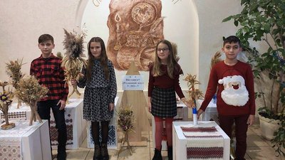 На Рівненщині ліцеїсти створили виставку дідухів На Рівненщині ліцеїсти створили виставку дідухів
