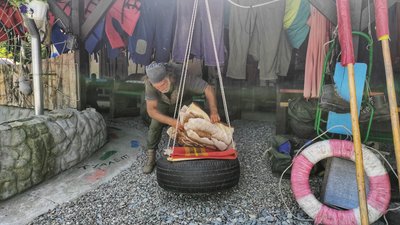 З автомобільних шин Борис Гора зробив гойладки. З автомобільних шин Борис Гора зробив гойладки.