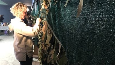 У Тернополі волонтери виготовляють маскувальні костюми У Тернополі волонтери виготовляють маскувальні костюми
