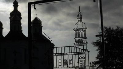 У Чернігові зруйнований під час війни Покровський собор зобразили на склі
