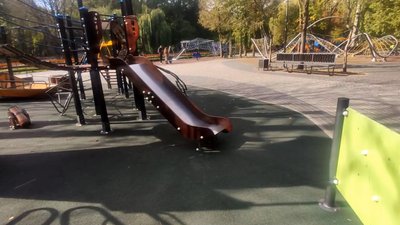 Загалом на дитячому майданчику облаштовано 19 різних атракціонів.
