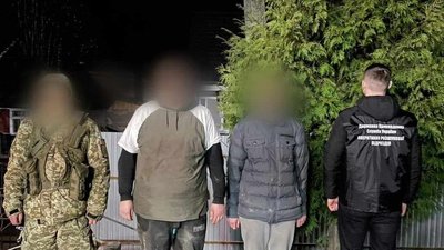 Дві доби блукали в горах: в лісі на Закарпатті прикордонники виявили двох знесилених чоловіків