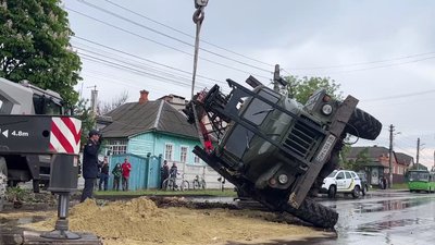 У Сумах сталася аварія з лісовозом У Сумах сталася аварія з лісовозом