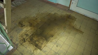 Негода у Херсоні: у будинку, де через пожежу згорів дах, позаливало квартири Негода у Херсоні: у будинку, де через пожежу згорів дах, позаливало квартири