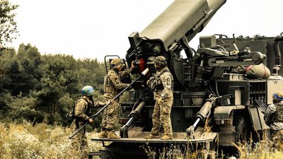 Українські військові працюють на артустановці