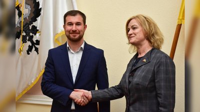 Олександр Ломако та міністерка економіки Латвії Ілзе Індріксоне на зустрічі в Чернігівській міськраді Олександр Ломако та міністерка економіки Латвії Ілзе Індріксоне на зустрічі в Чернігівській міськраді