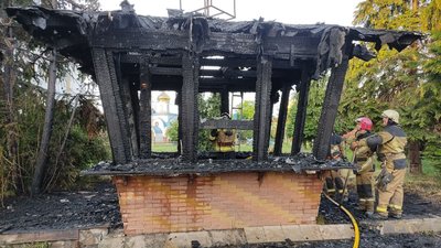 В Ужгороді на площі Кирила і Мефодія горів маф В Ужгороді на площі Кирила і Мефодія горів маф