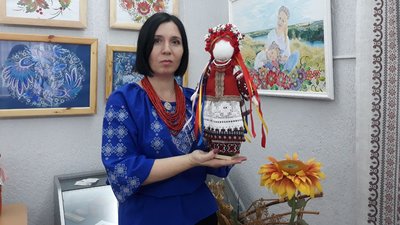 Я не можу без того, щоб не робити ляльки. Майстриня з Кропивницького виготовляє мотанки