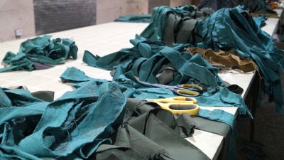 Плетуть маскувальні сітки й збирають допомогу для «гарячих» точок. Як у Дніпрі працює волонтерський центр – фоторепортаж Плетуть маскувальні сітки й збирають допомогу для «гарячих» точок. Як у Дніпрі працює волонтерський центр – фоторепортаж