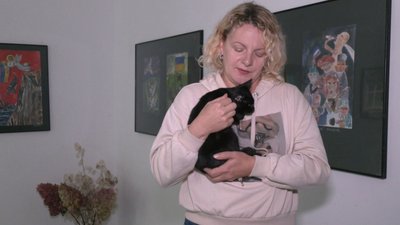 Обереги, прапор і коти: у Луцьку презентували художню виставку на воєнну тематику