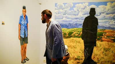 Фоторепортаж з перформансу: у Києві відкрилася виставка, присвячена кримськотатарській культурі Фоторепортаж з перформансу: у Києві відкрилася виставка, присвячена кримськотатарській культурі