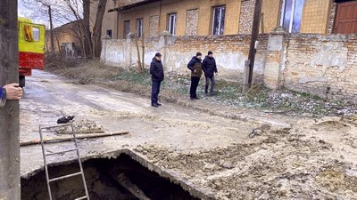 Утворилася чотириметрова яма: у місті на Волині жителі кількох вулиць без води через порив Утворилася чотириметрова яма: у місті на Волині жителі кількох вулиць без води через порив