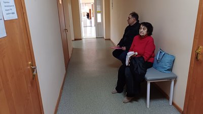 Пацієнти чекають в лікарні Пацієнти чекають в лікарні