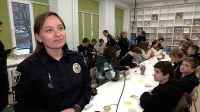 У Чернігові поліцейські навчають школярів робити флікери У Чернігові поліцейські навчають школярів робити флікери