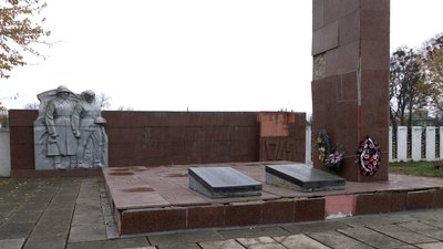 Вони знищували УПА: з міського скверу на Рівненщині вирішили прибрати меморіал енкавеесівцям Вони знищували УПА: з міського скверу на Рівненщині вирішили прибрати меморіал енкавеесівцям