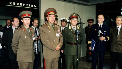Зустріч військових представників НАТО і СРСР 25-26 жовтня 1990 року. Фото: nato.int Зустріч військових представників НАТО і СРСР 25-26 жовтня 1990 року. Фото: nato.int