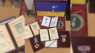 Чернігівка “Мама Таня” продає бойові нагороди, щоб зібрати гроші для потреб свого підрозділу Чернігівка “Мама Таня” продає бойові нагороди, щоб зібрати гроші для потреб свого підрозділу