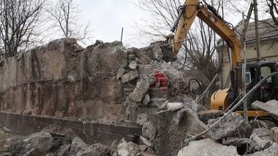 У Долині на Франківщині демонтували монумент "Вічний вогонь" з барельєфами радянських солдатів У Долині на Франківщині демонтували монумент "Вічний вогонь" з барельєфами радянських солдатів