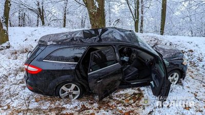На Полтавщині авто в'їхало у дерево, є травмовані На Полтавщині авто в'їхало у дерево, є травмовані