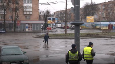 Патрульні Черкас штрафують пішоходів за перехід дороги у невстановленому місці Патрульні Черкас штрафують пішоходів за перехід дороги у невстановленому місці