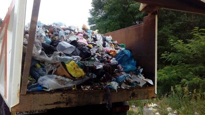 З автобусної зупинки у Дніпровському вивезли 30 кубометрів сміття З автобусної зупинки у Дніпровському вивезли 30 кубометрів сміття
